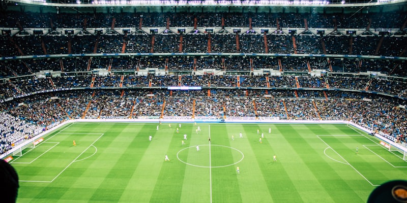 足球教练在训练场上指导球员战术